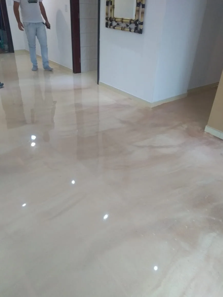Sala com piso de revestimento epóxi MarmoreFlex em tom bege perolado com alto brilho