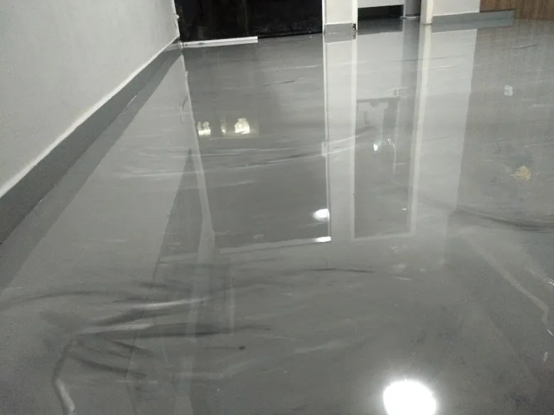 Área ampla com piso de revestimento epóxi MarmoreFlex cinza metálico com efeito mármore