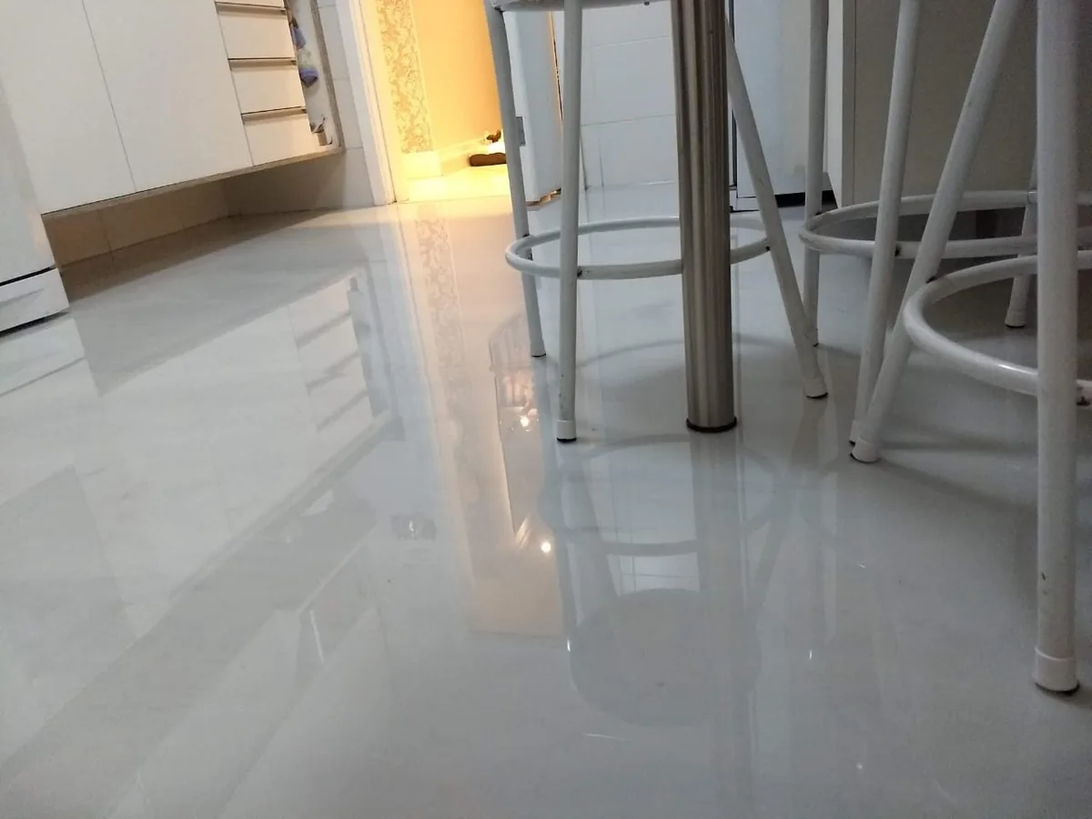 Cozinha com piso de revestimento epóxi MarmoreFlex branco perolado de alto brilho
