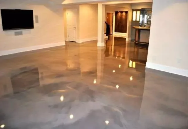 Sala de estar com piso epóxi MarmoreFlex cinza metálico de alto brilho