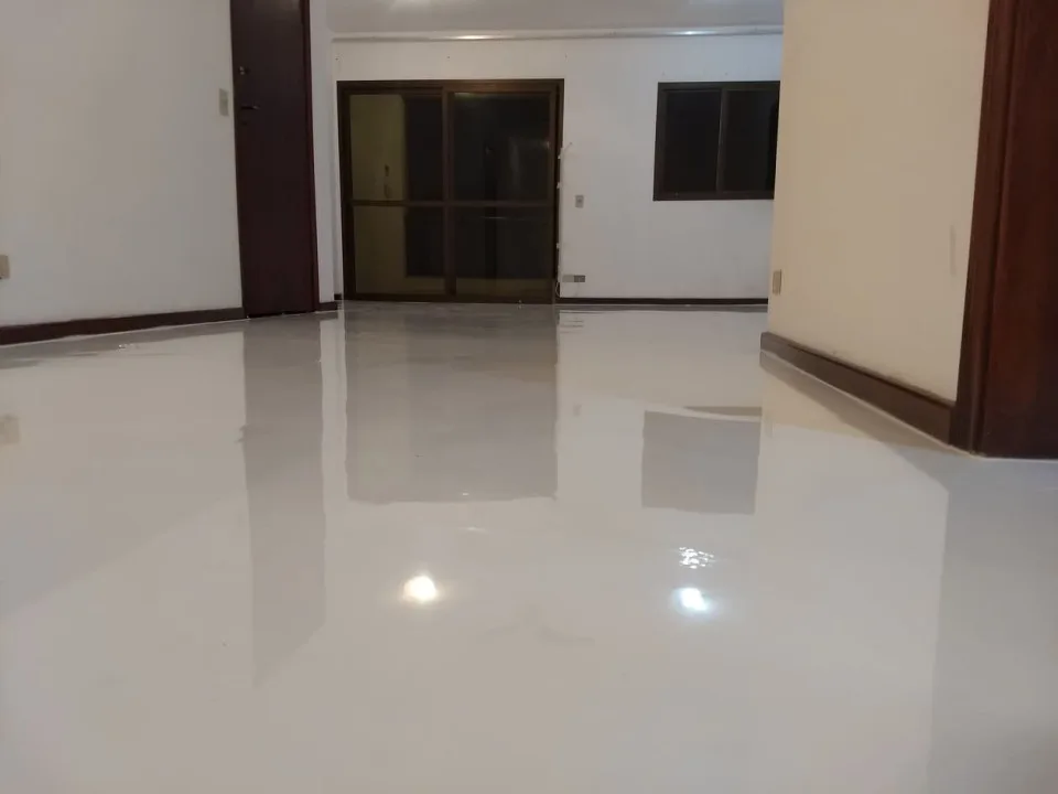Ambiente amplo com piso epóxi MarmoreFlex branco perolado espelhado