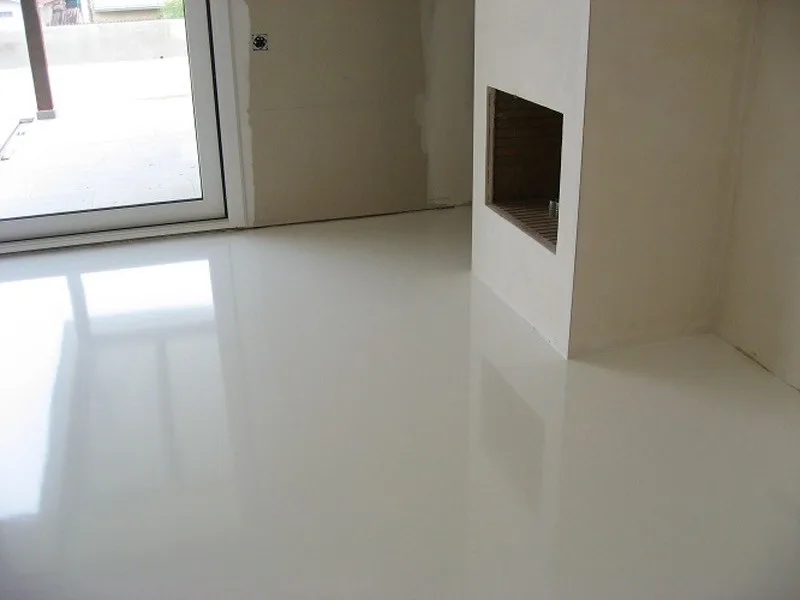 Cozinha e sala com piso epóxi MarmoreFlex branco de alto brilho