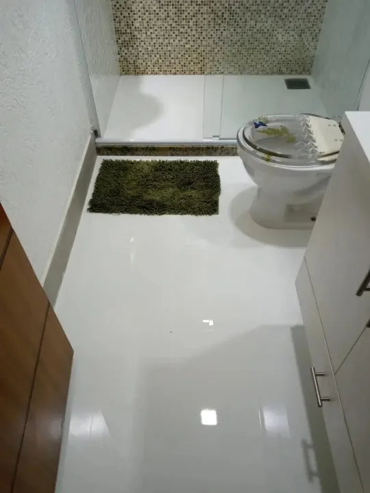 Banheiro com piso epóxi MarmoreFlex branco perolado